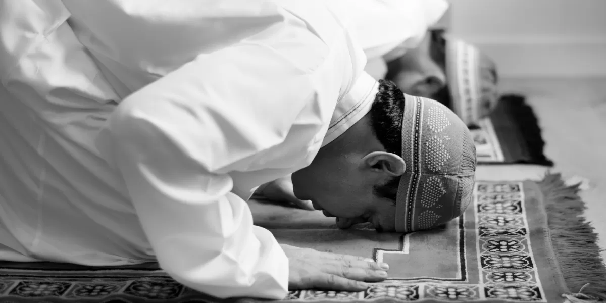 Ilustrasi seseorang melakukan ibadah sholat tarawih. (Freepik/rawpixel.com)