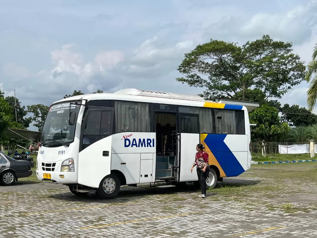 Bus angkutan dari Bandara Notohadinegoro. (M Purnomo/SketsaNusantara.id)