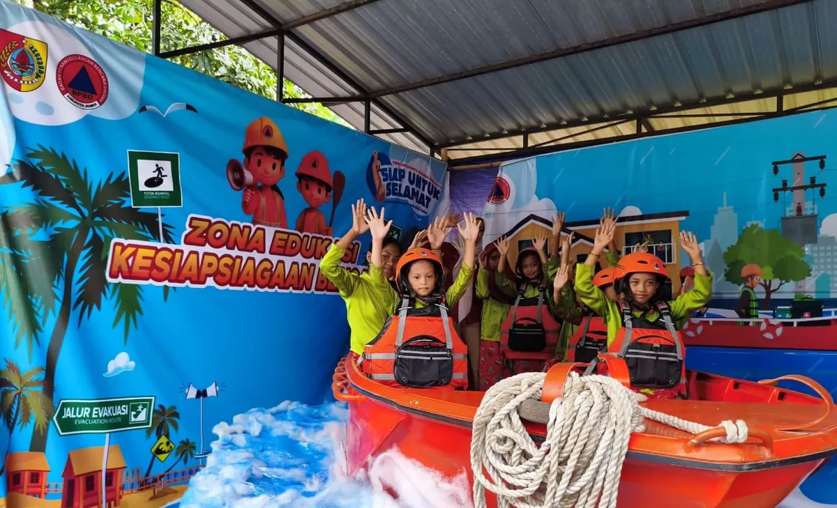 Sejumlah pelajar SD Sidomulyo 03 saat menaiki perahu BPBD Jember. (Dok BPBD Jember)