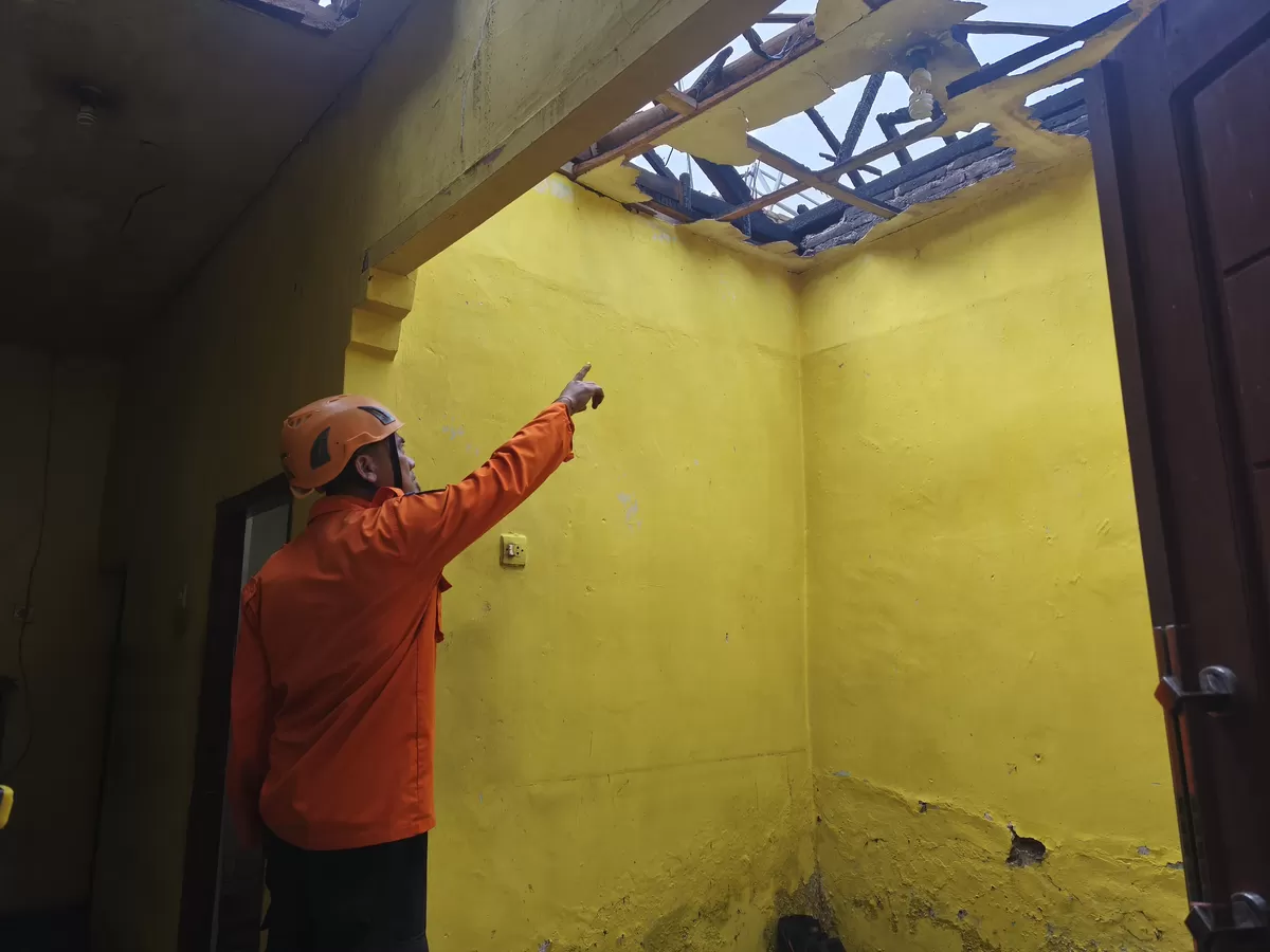Petugas TRC BPBD Jember menunjukan kondisi rumah. (Dok BPBD Jember)