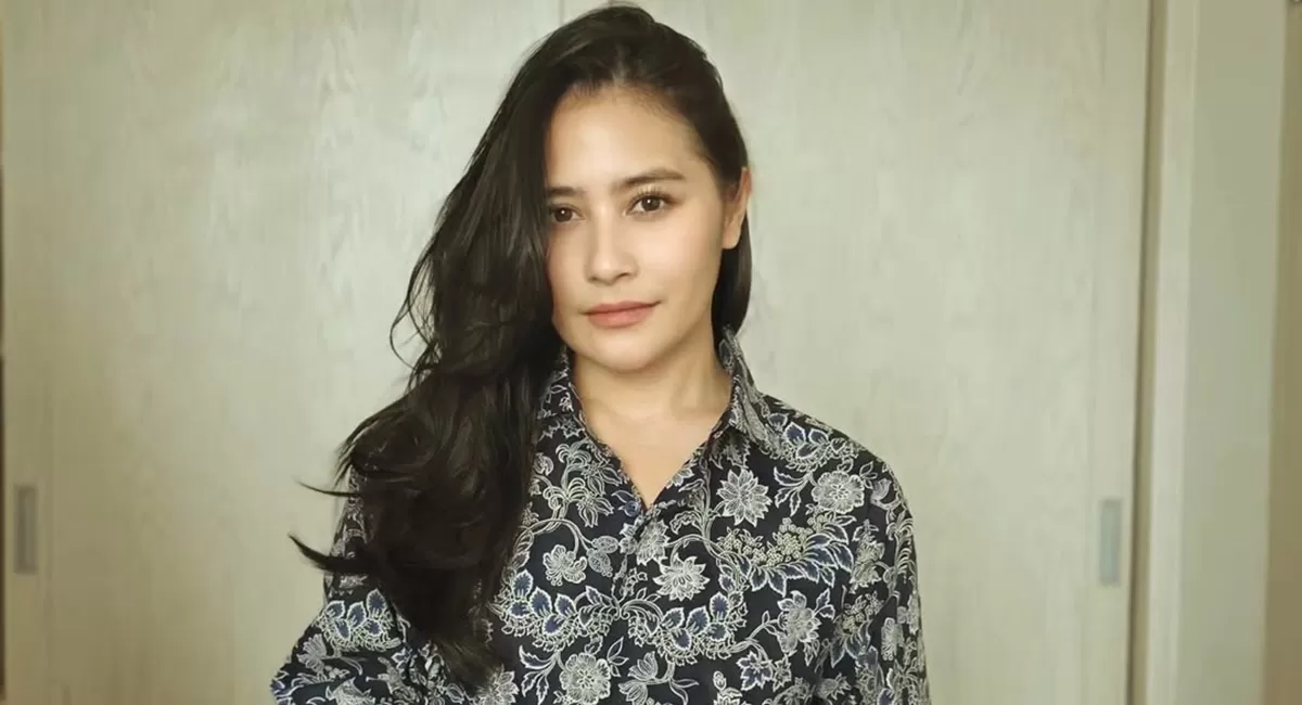 Potret Prilly Latuconsina yang mendapat sorotan dari pegiat isu perempuan imbas gimmick open to work Linkedin, singgung sensitivitas sebagai publik figur (Instagram/prillylatuconsina96)