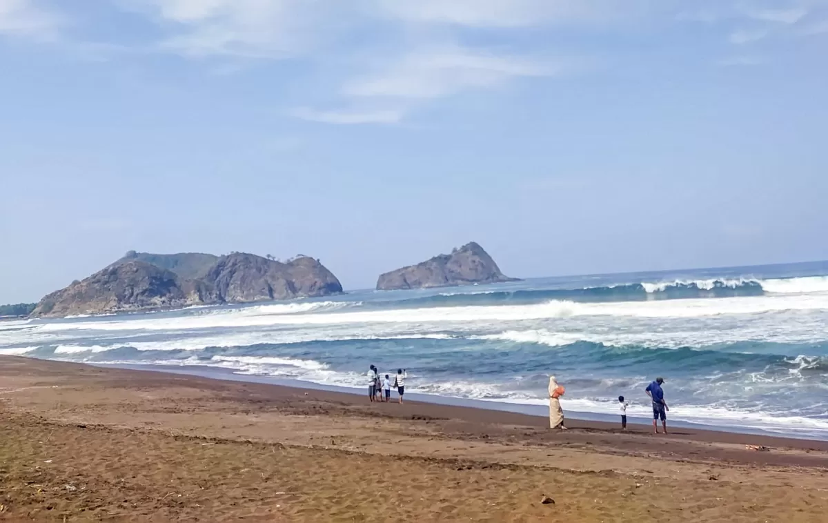 Suasana pantai di Jember. (M Purnomo/SketsaNusantara.id)
