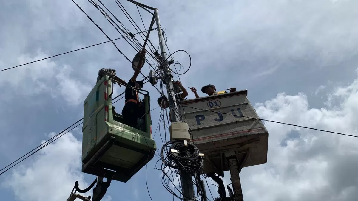 Penertiban jaringan utilitas oleh Satgas Infrastuktur dan tata ruang Pemkab Jember. (Angga Juli Setiawan/SketsaNusantara.id)