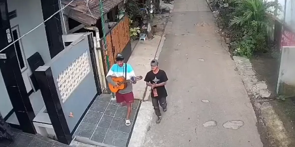 Rekaman CCTV memperlihatkan pelaku pencurian motor di Bekasi yang diduga menyamar sebagai pengamen sebelum membawa kabur kendaraan warga. (X/dhemit_is_back)