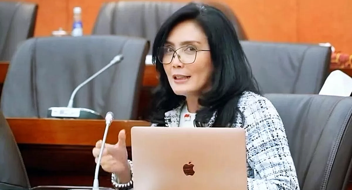 Potret Rieke DIah Pitaloka yang menyoroti tragedi siswa SD di Kabupaten Ngada, NTT yang nekat bunuh diri karena tak bisa beli buku hingga singgung data bansos bermasalah (Instagram/riekediahp)