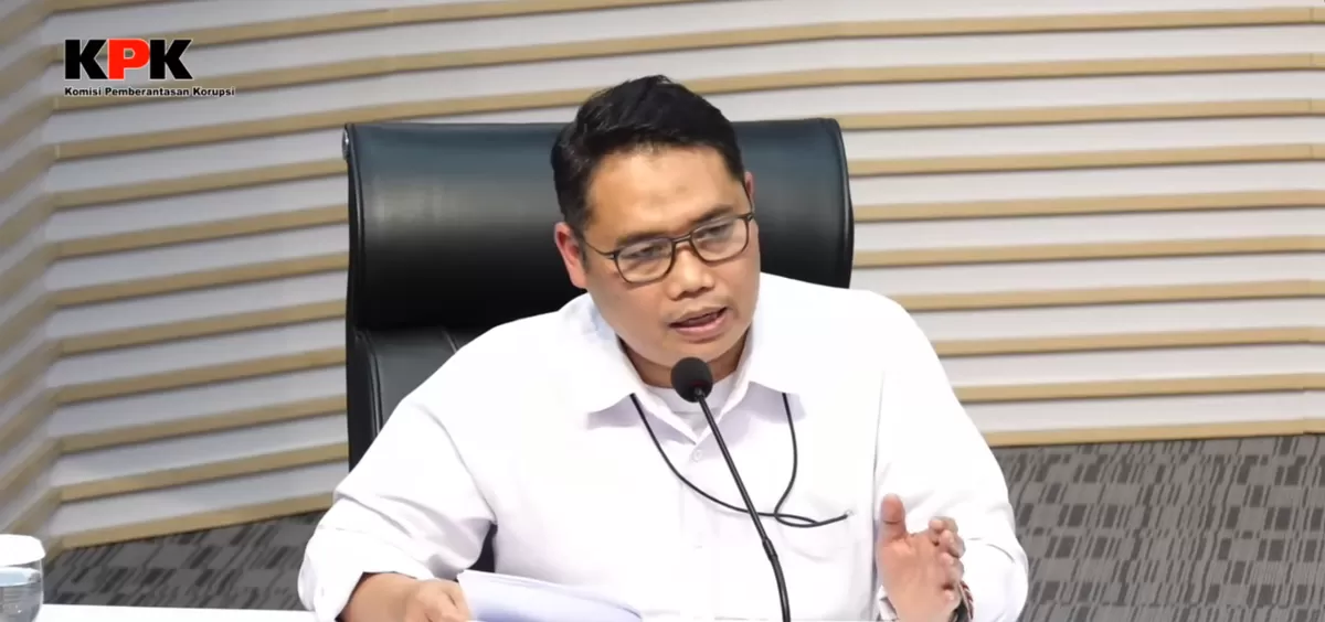Plt Deputi Penindakan dan Eksekusi KPK Asep Guntur Rahayu saat konferensi pers OTT di Ditjen Bea Cukai (YouTube KPK RI)