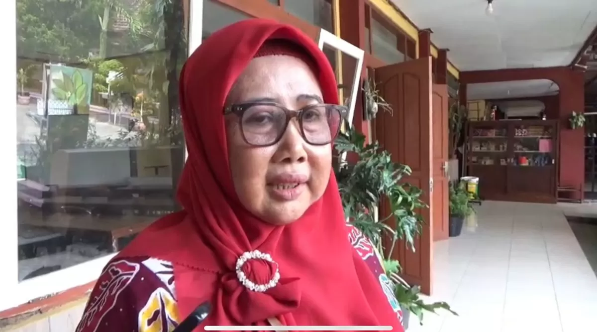 Kepala SMPN 1 Umbulsari Mamik saat dikonfirmasi. (Angga Juli Setiawan/SketsaNusantara.id)