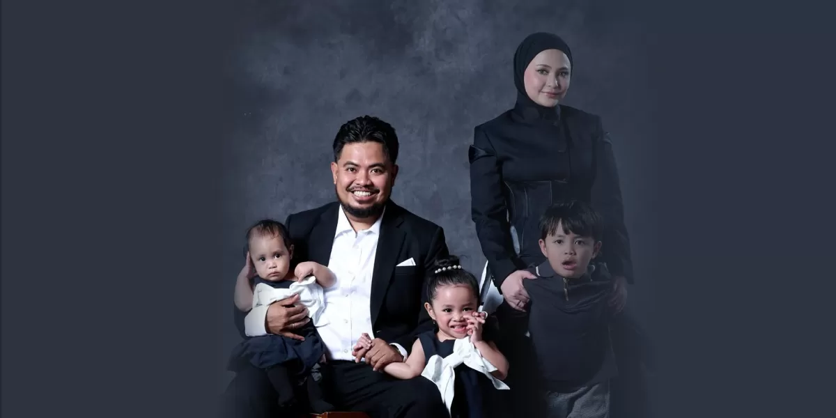 Rigen Rakelna dan Indah Ningtyas berpose bersama Gharvi, Essilie, dan Navarin dalam foto keluarga. (Instagram/indhningtys)