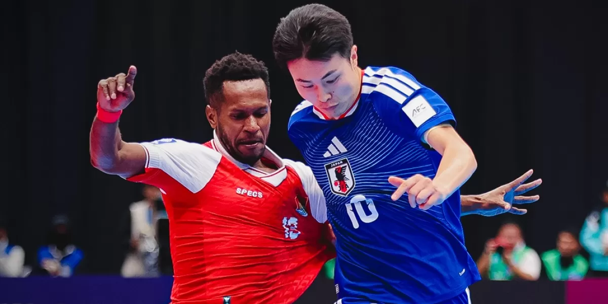 Momen duel sengit pemain Indonesia dan Jepang.  (Instagram/timnasfutsal)
