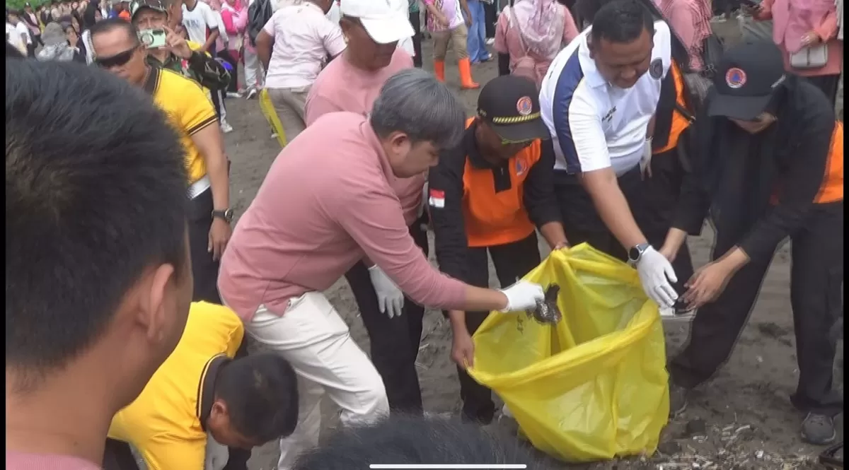 PMI Jember ikut bersih-bersih Pantai Watu Ulo, upaya nyata jaga lingkungan dan destinasi wisata (Dok. PMI Jember )