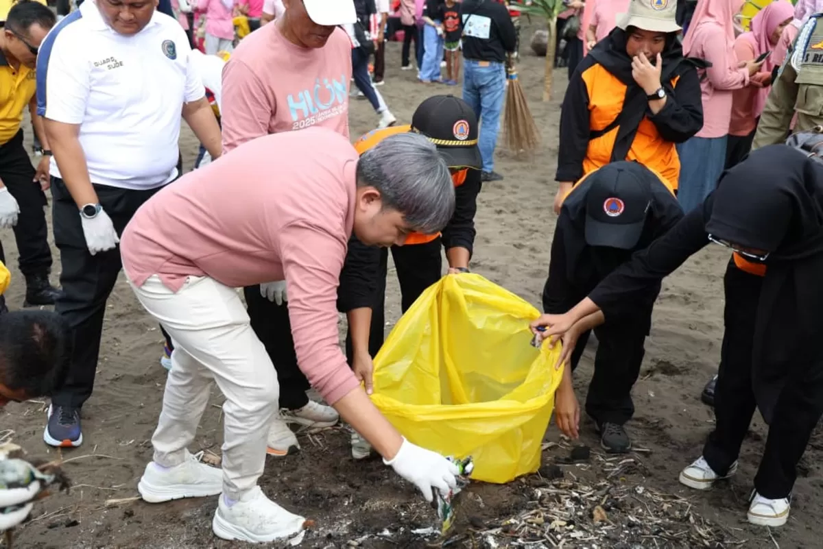 Bupati Jember Gus Fawait saat membersihkan sampah. (Dok Diskominfo Jember)