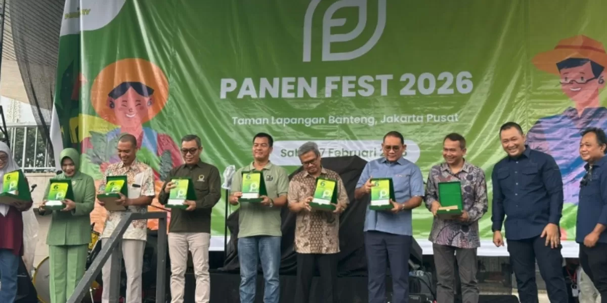 CEO Promedia, Agus Sulistriyono saat menerima penghargaan untuk Promedia Group sebagai Kolaborator Diseminasi Informasi dan Publikasi Ketahanan Pangan di Panen Fest 2026. (Dok. Promedia)