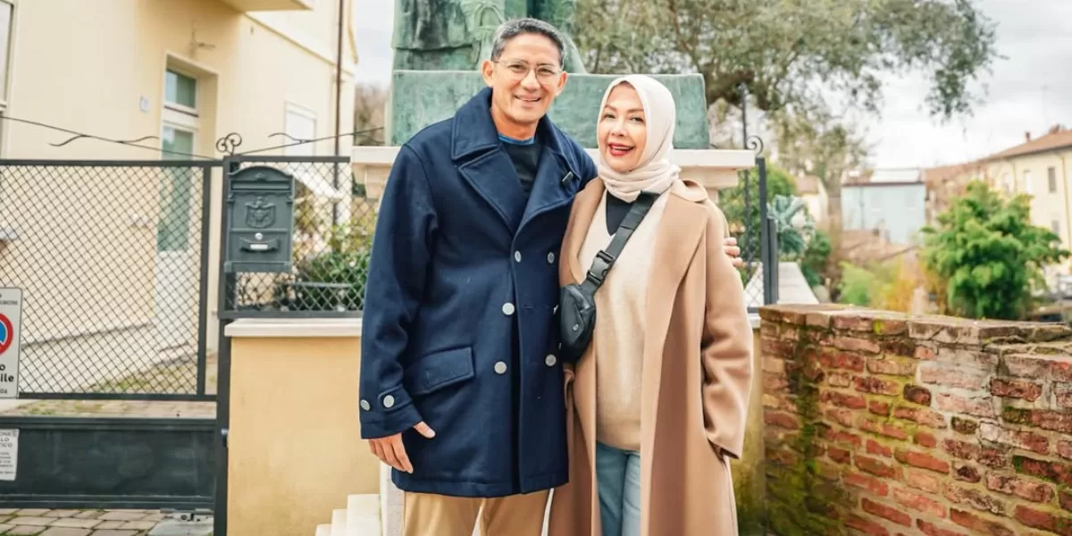Potret Sandiaga Uno dan sang istri yang melakukan perjalanan bisnis ke Italia. Singgung soal permasalahan ekonomi, kepemimpinan, dan lapangan kerja. (Instagram/sandiuno)