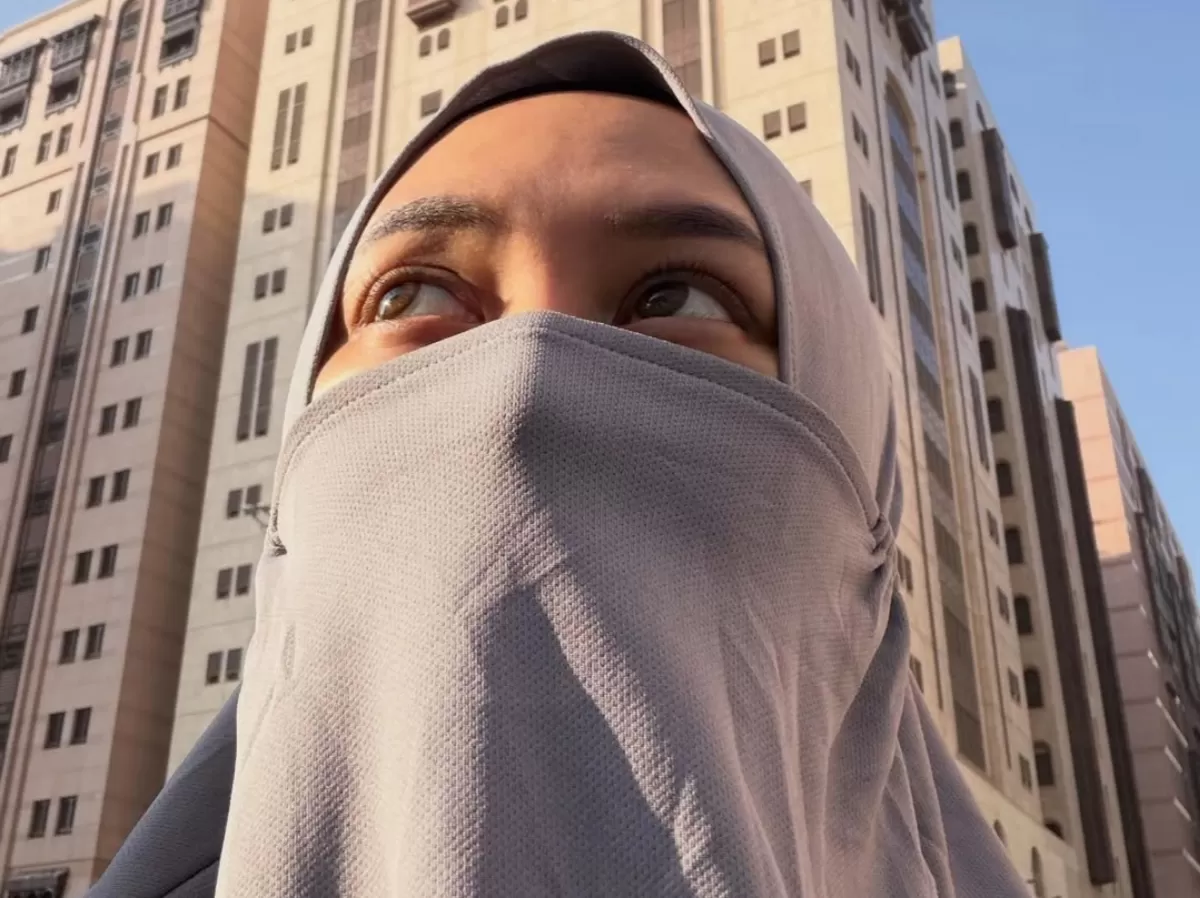 Potret syar'i Happy Asmara saat jalani umrah. (Instagram/@happy_asmara77)