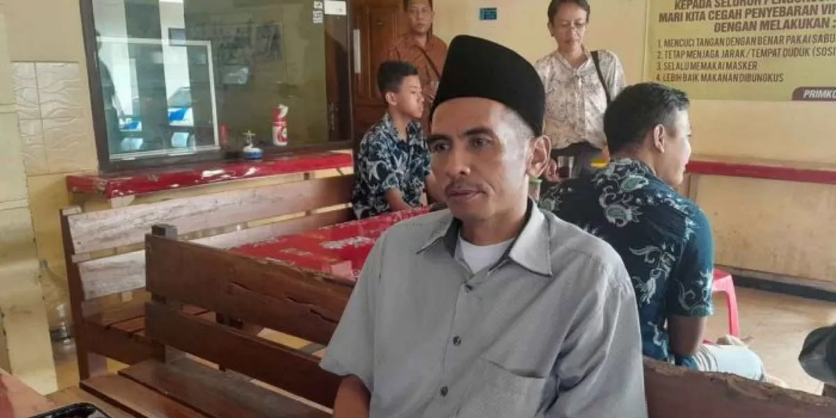 Abdul Hadi saat usai dimintai keterangan oleh penyidik KPK di Polres situbondo terkait laporannya atas dugaan Korupsi dana workshop Wasbang DPRD Jawa Timur yang menyeret Zeiniye
