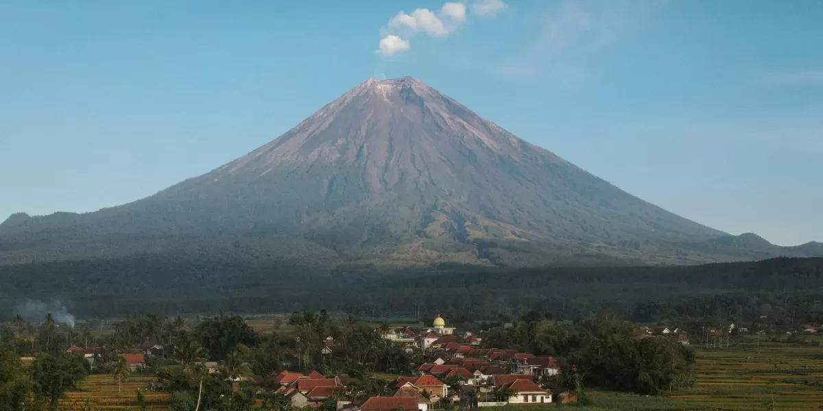 Gunung Semeru yang diselimuti misteri peradaban. (Pexels/Joe Fikar)