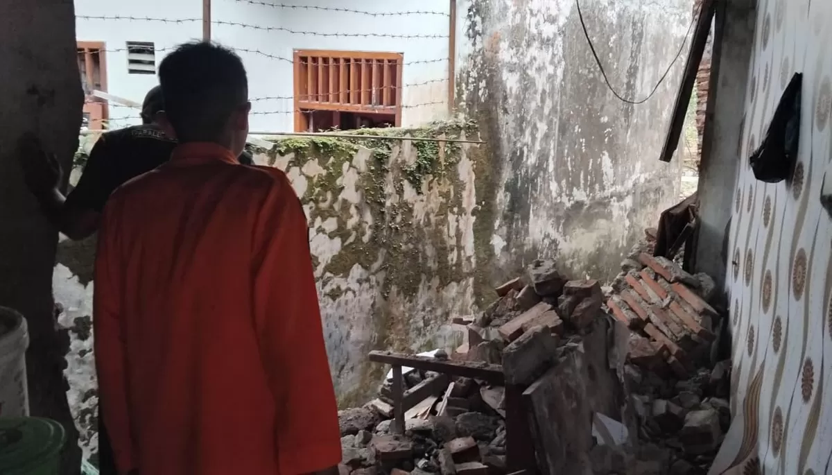 Tim BPBD Jember melakukan pengecekan lokasi. (Dok BPBD Jember)