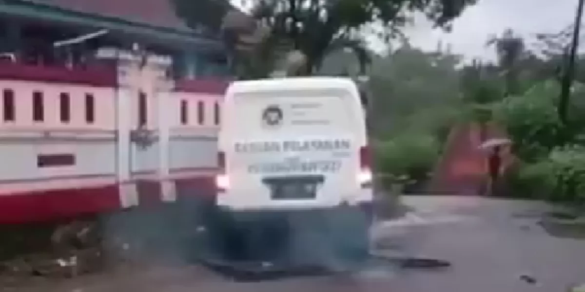 Tangkapan layar video viral yang memperlihatkan seorang perempuan diduga memamerkan kartu Bhayangkari saat terjaring razia lalu lintas.  (X/neVerAl0nely___)