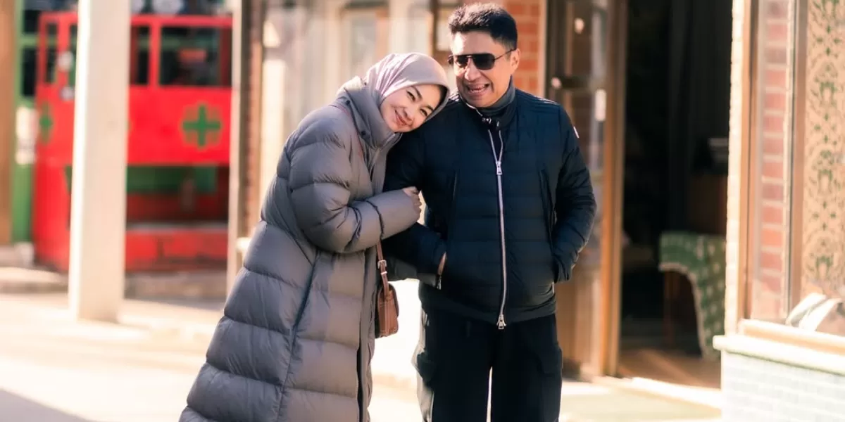 Potret Alya Rohali dan sang suami yang nampak kembali merasakan fase berdua karena anak-anak sudah mulai mengejar mimpinya masing-masing. (Instagram/arohali)