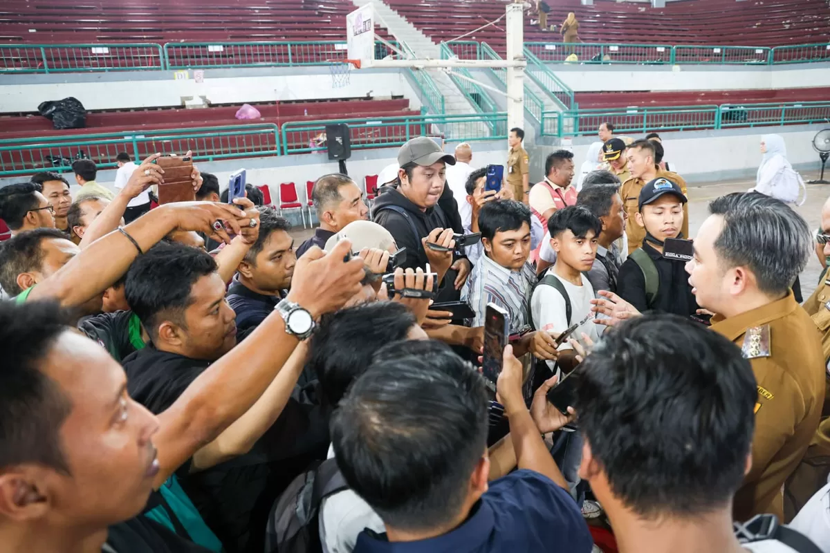Bupati Jember Gus Fawait saat memberikan pernyataan. (M Purnomo/SketsaNusantara.id)