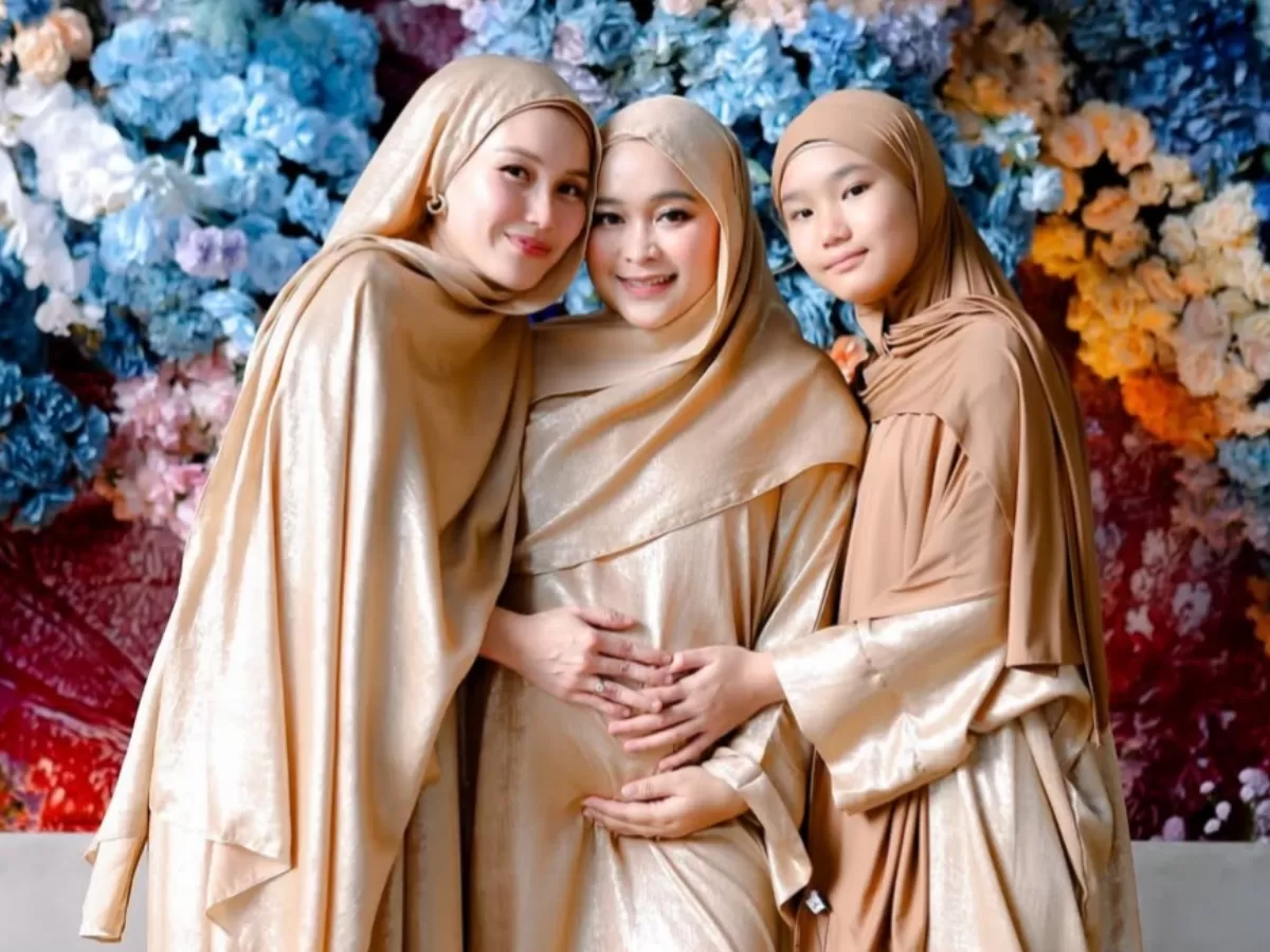 &lrm;Potret Ayu Ting Ting di acara 7 bulanan adik kandungnya. (instagram.com/syifaasyifaaa)