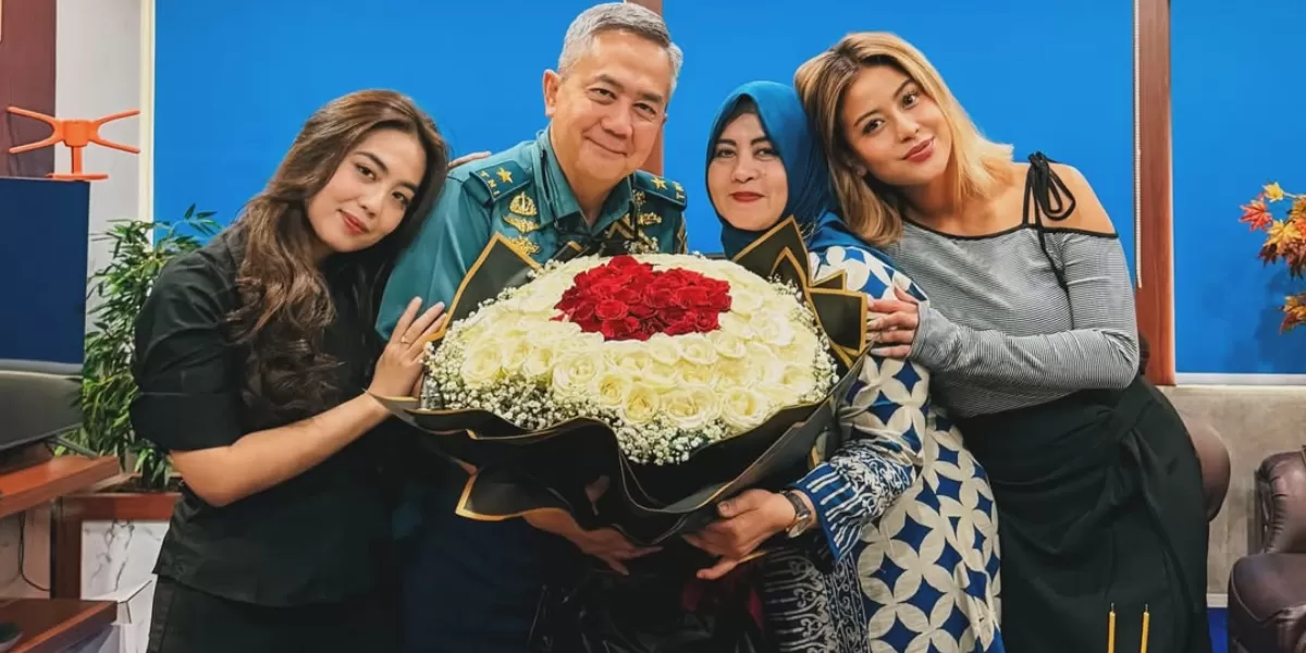 Potret Awkarin dan keluarganya yang sedang merayakan hari ulang tahun sang ayah yang ke-58. Berikan doa ini. (Instagram/narinkovilda)