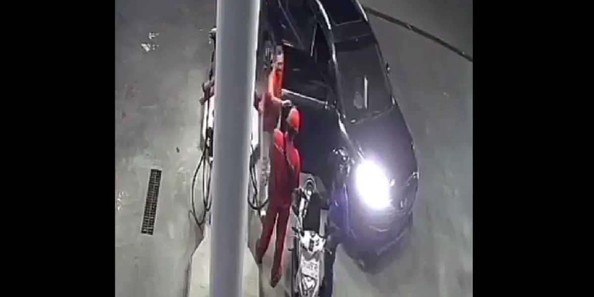 Rekaman CCTV memperlihatkan dugaan aksi kekerasan oknum ASN terhadap karyawan SPBU di Parengan, Tuban. (X/B3doel___)