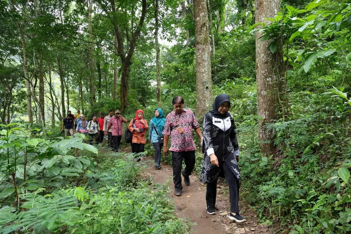 Tim gabungan Jelbuk saat melakukan pelayanan kesehatan jemput bola untuk memantau ibu hamil risiko tinggi. (Dok Diskominfo Jember )