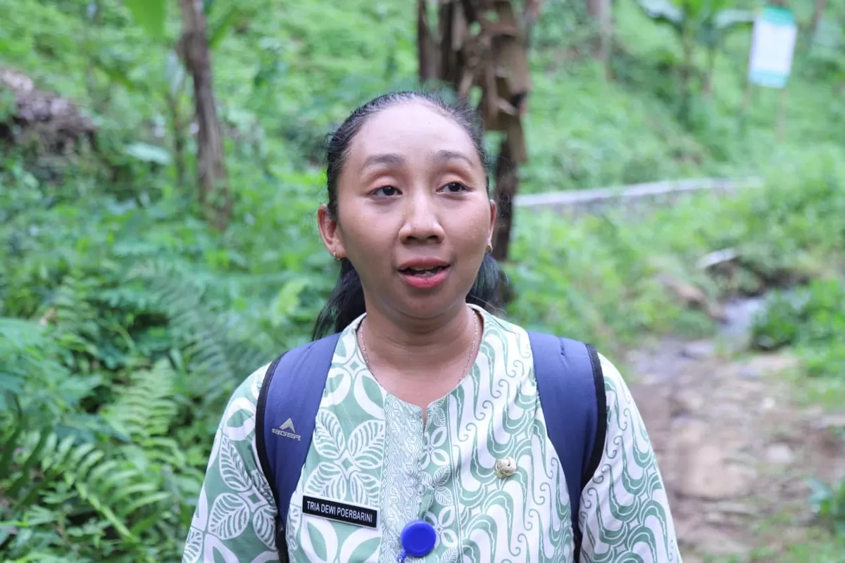 Tria Dewi Poerbarini, Bidan Wilayah di Kecamatan Jelbuk saat dimintai keterangan. (Dok Diskominfo Jember)