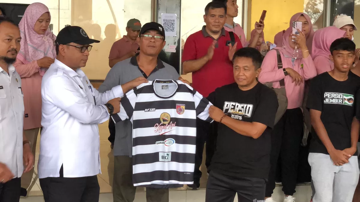 PJ Sekda Jember Helmi (Tengah) dan jajaran pelatih serta manajemen Persid. (Angga Juli Setiawan/SketsaNusantara.id)