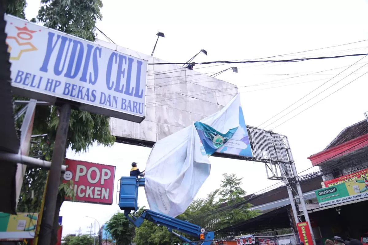 Penertiban banner dan spanduk di Jember. (Dok Diskominfo Jember)