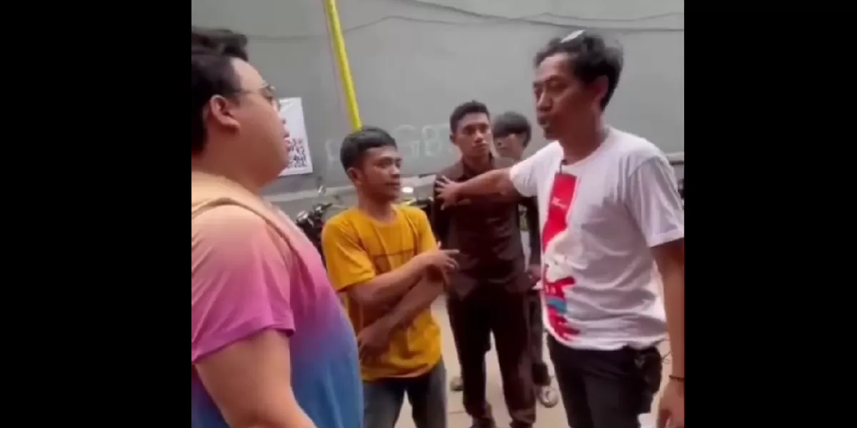 Suasana di kantor J&T Tambora saat insiden dugaan perlakuan arogan terhadap pelanggan lansia menjadi sorotan publik. (X/RadioElshinta)