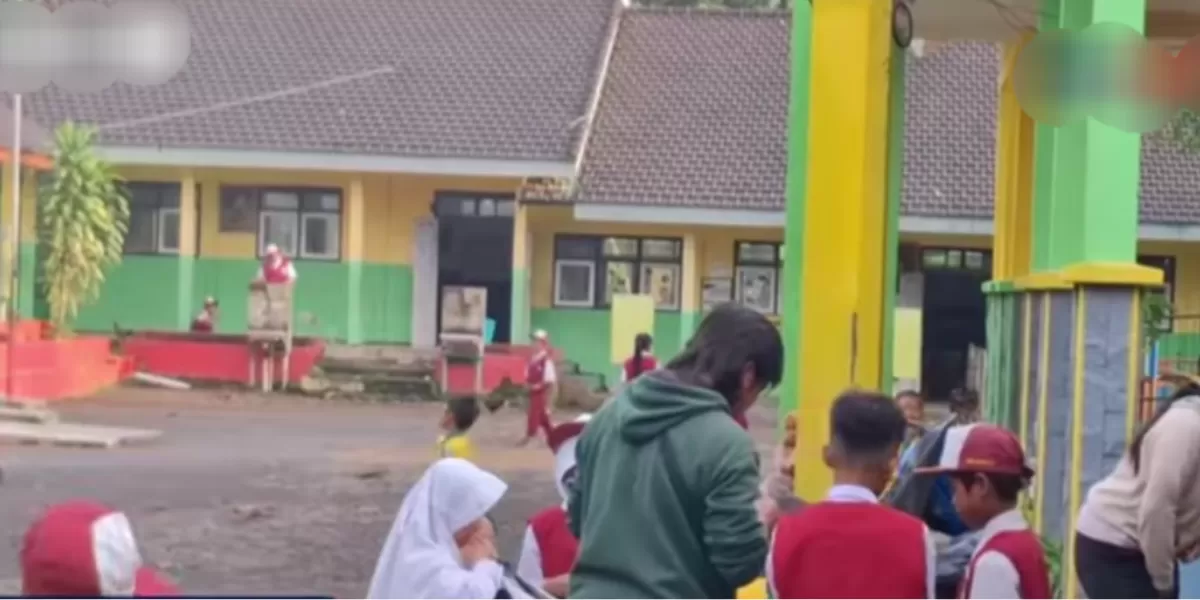 Suasana SDN 02 Jelbuk Jember.  (YouTube KOMPASTV )