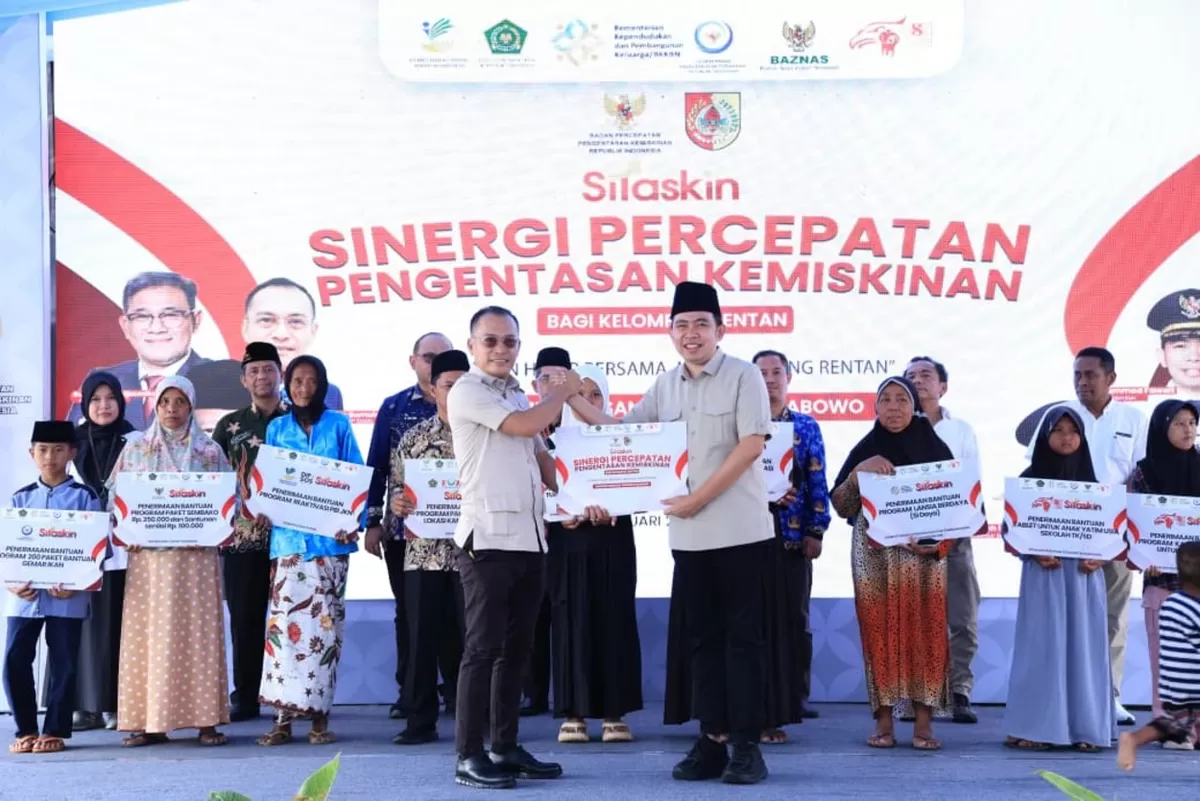 Wakil Ketua BP Taskin saat memberikan bantuan untuk warga Jember. (Dok Diskominfo Jember)