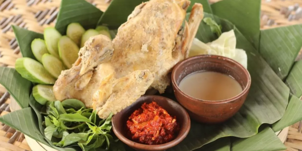 Cita rasa ingkung ayam dari Bantul, Yogyakarta. (Jogjaprov.go.id)