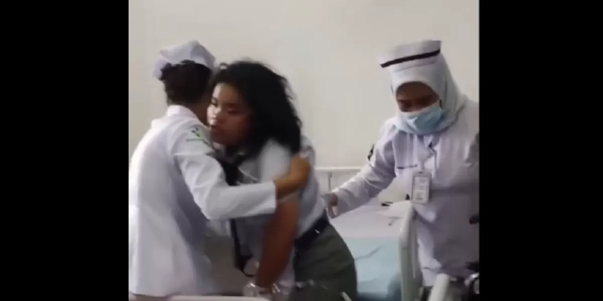 Sejumlah siswa mendapatkan penanganan medis usai diduga mengalami gangguan kesehatan setelah mengonsumsi menu MBG di Sidikalang. (X/neVerAl0nely___)