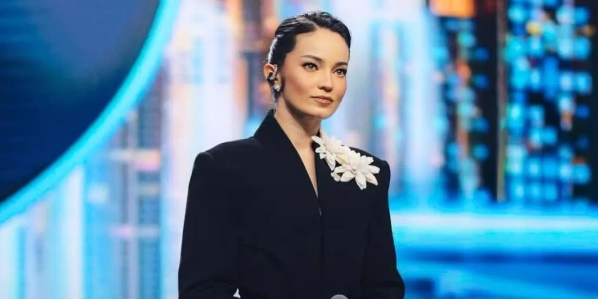Enzy Storia saat tampil sebagai co-host Indonesian Idol Season 14, merespons kritik netizen dengan sikap terbuka dan profesional.  (Instagram/nyata_media)