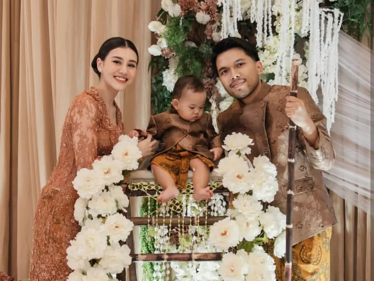 Potret Sidak Siten Baby Arash bersama Thariq dan Aaliyah.  (Instagram/@aaliyah.massaid)