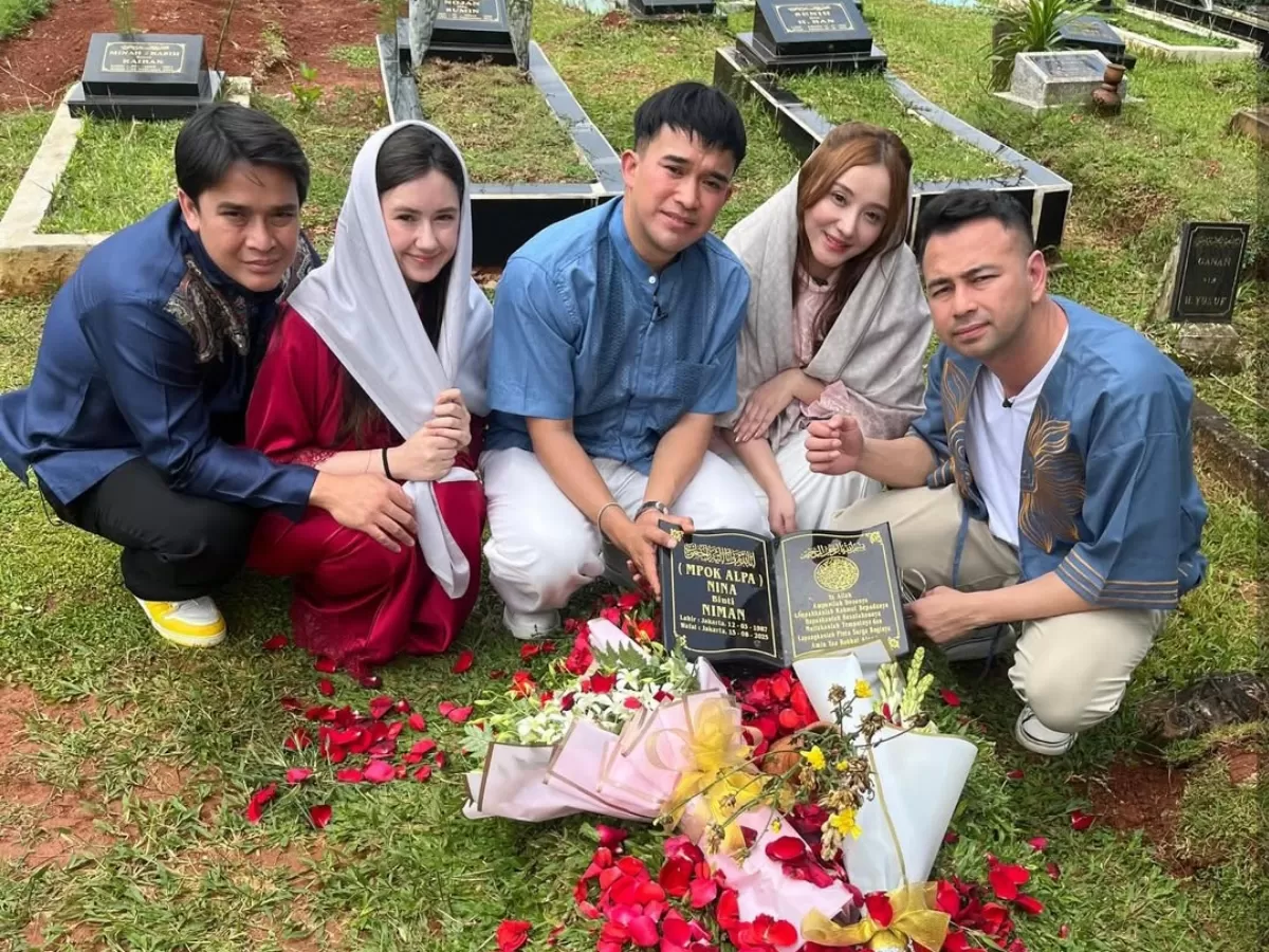 Potret Billy Syahputra dan rombongan ziarah ke makam Mpok Alpa sebelum Ramadhan. (Instagram/@raffinagita1717)