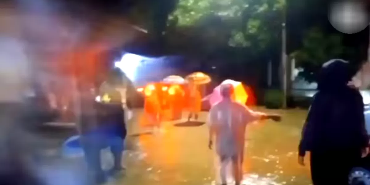 Warga Rowotamtu Jember mengungsi  (YouTube tvOneNews )
