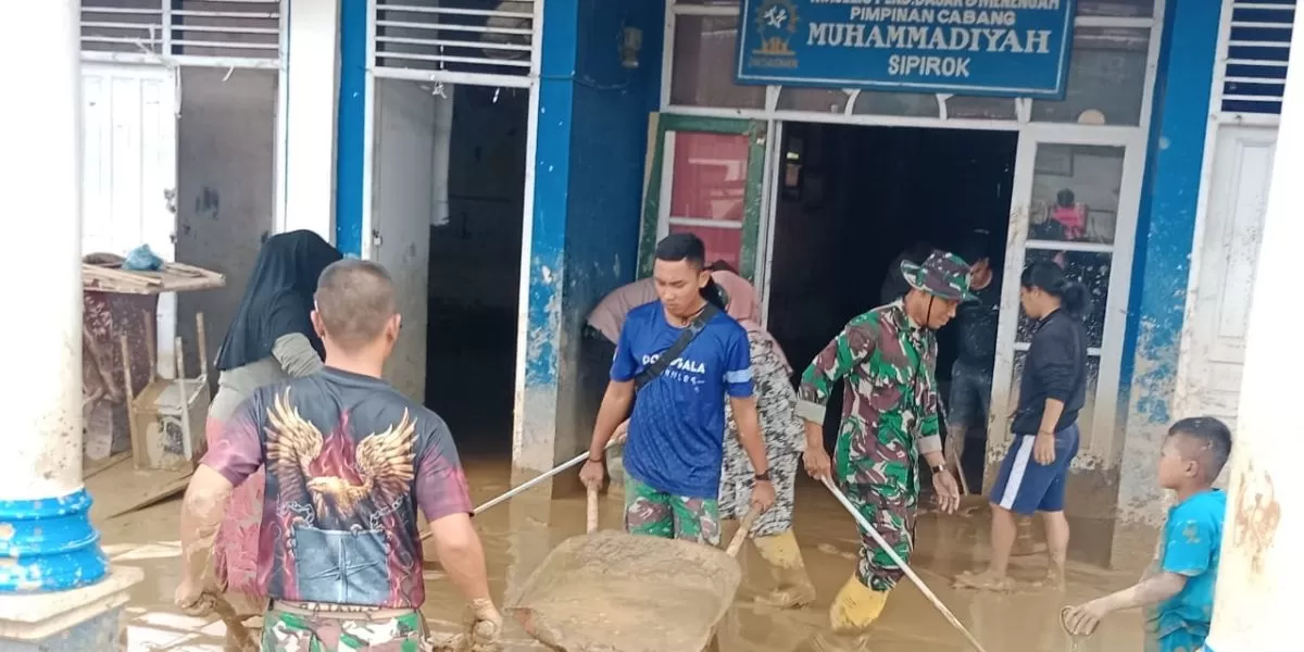 TNI AD saat membersihikan sisa banjir dan tanah longsor di fasilitas pendidikan di Tapanuli Selatan (Dispenad)