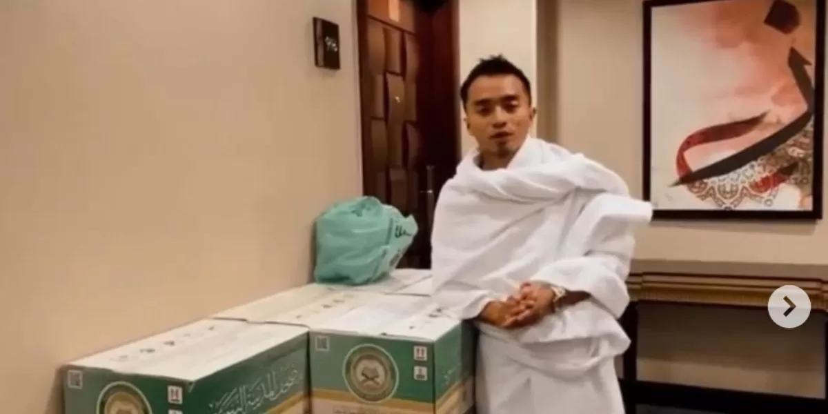 Taqy Malik bersama Al Quran yang akan diwakafkan (Instagram @paparich666)
