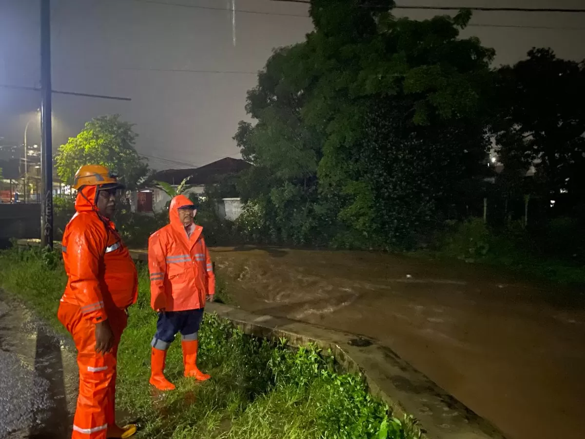 Tim BPBD Jember melakukan pengecekan aliran sungai. (Dok BPBD Jember)
