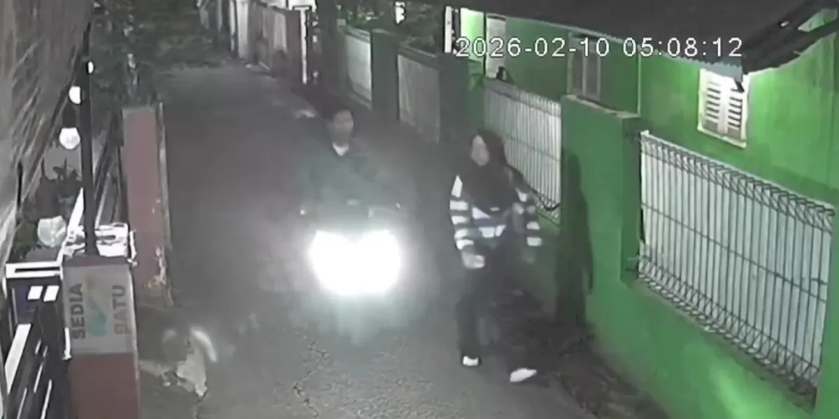 Rekaman CCTV yang memperlihatkan pelaku melintas saat akan melakukan aksi pelecehan, warga berharap pelaku segera tertangkap.  (X/RadioElshinta)