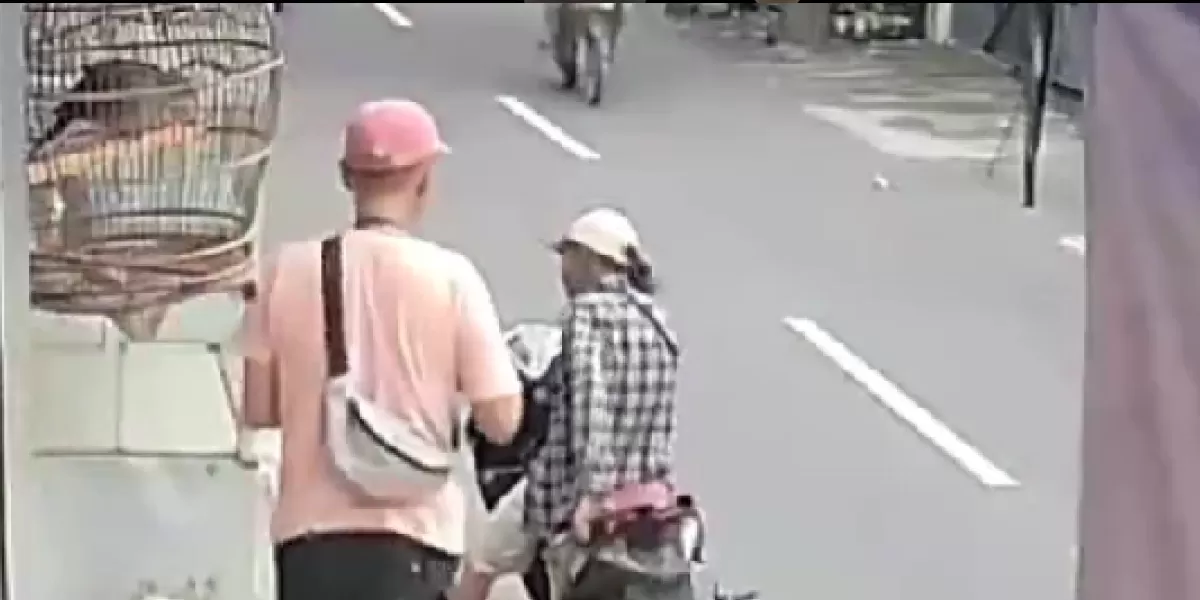 Rekaman CCTV memperlihatkan dua pria diduga menempelkan stiker barcode judi online di warung warga. (X/RadioElshinta)