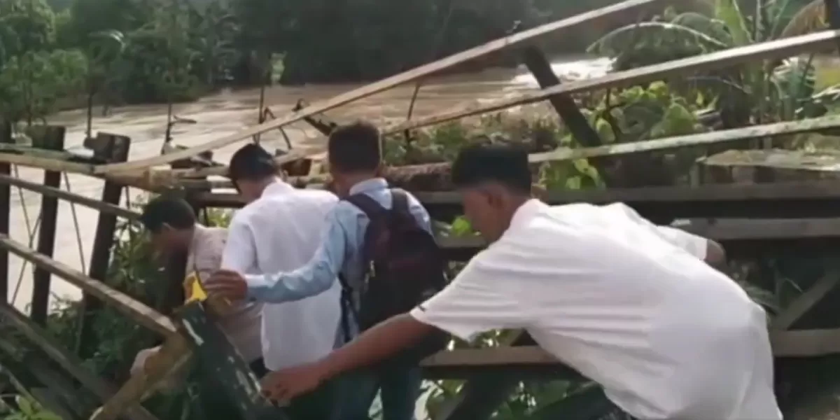 Anak-anak sekolah melintasi jembatan gantung rusak di Way Pengubuan demi tetap bisa belajar setiap hari. (X/RadioElshinta)