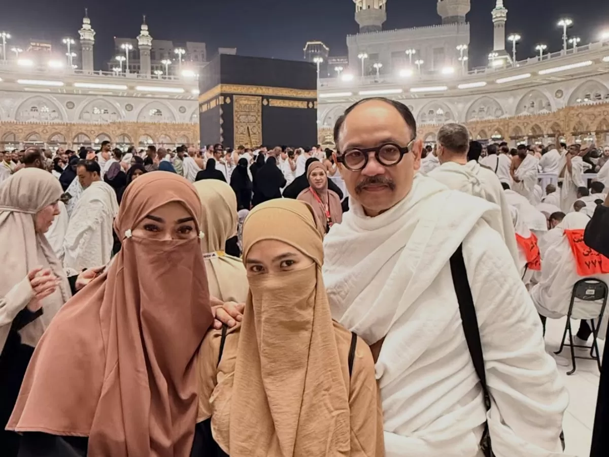 Potret Iis Dahlia dan keluarga jalani umrah. (Instagram/@iisdahlia)