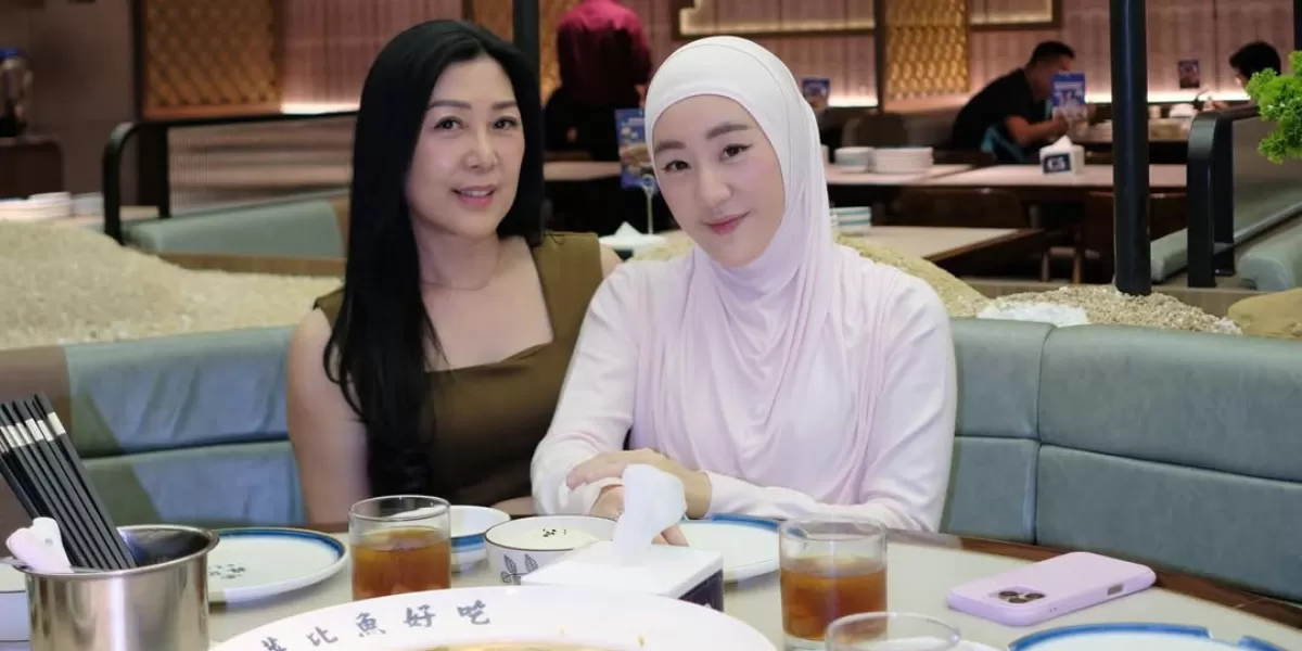 Potret Larissa Chou dengan sang ibunda yang berbeda agama. Belum lama ini mimpi ke gereja bareng. (Instagram/julietanherisman)