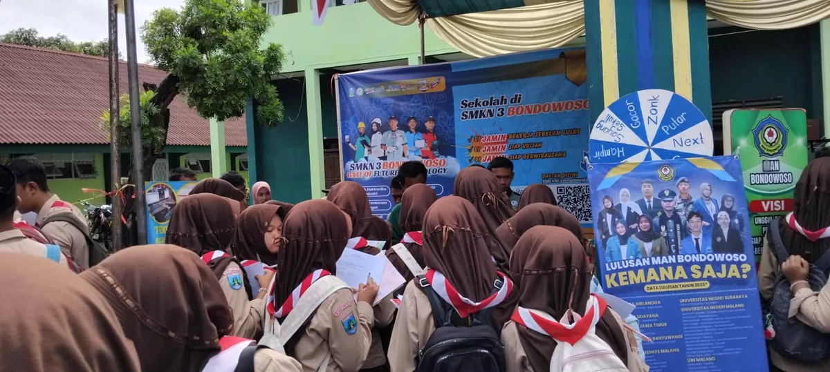 Para siswa tampak memenuhi stand pameran pendidikan milik SMKN 3 Bondowoso.  (SketsaNusantara.id)