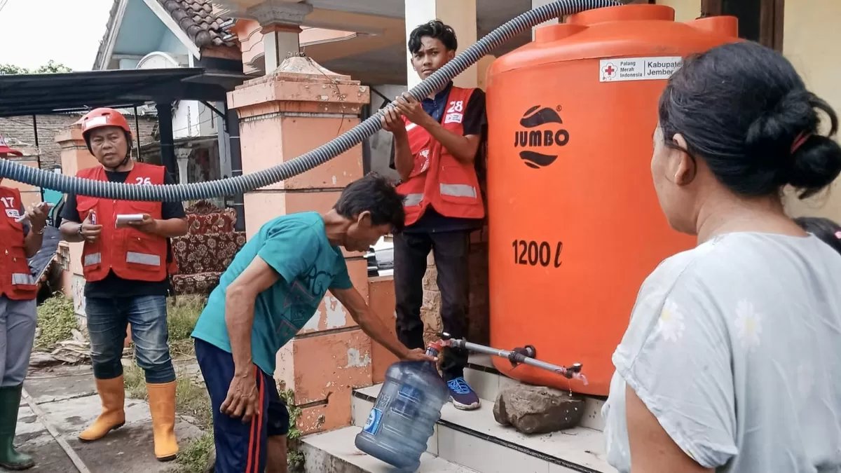 PMI memberikan bantuan air bersih. (Dok. PMI Jember)